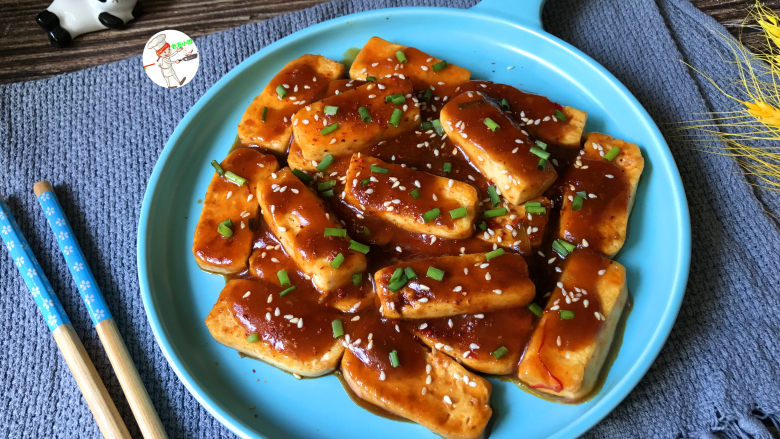 酸辣豆腐,盛入盘中,撒上葱花和芝麻点缀提香