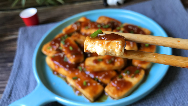 酸辣豆腐,吃上一口,酱香浓郁,酸酸辣辣,咸中带甜,非常地开胃又好吃