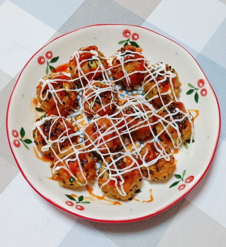 日式烤饭团,烤好的饭团装入盘中,不规则的挤入番茄酱和沙拉酱即可