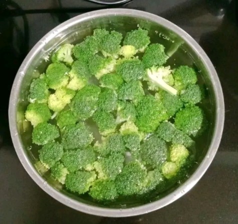 杂炒蔬菜,西蓝花摘小朵,清洗干净