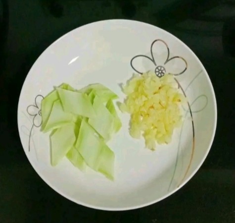 杂炒蔬菜,西蓝花菜心去皮切片,蒜切蒜末