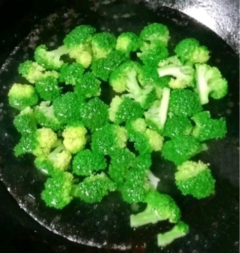 杂炒蔬菜,水开加入少许盐和油,倒入西蓝花焯水