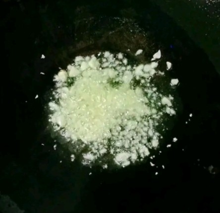 杂炒蔬菜,热锅下油,放入蒜末炒香