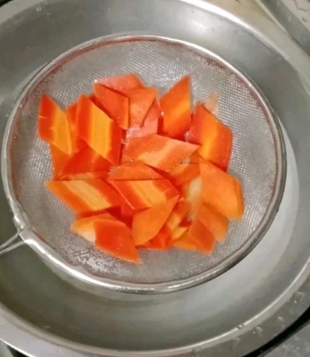 杂炒蔬菜,捞出过凉水,沥干水分待用