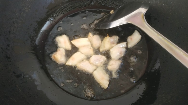 五花肉焖饭,锅中放入适量植物油,放入肥肉翻炒一下