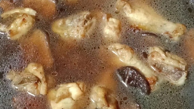 土豆香菇焖鸡,倒入适量清水,泡香菇的水一同倒进去,滚煮十分钟