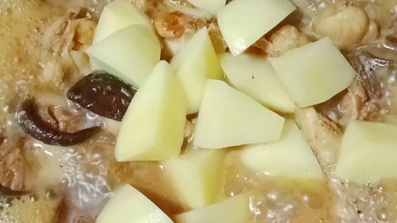 土豆香菇焖鸡,再倒入土豆,煮至土豆软烂