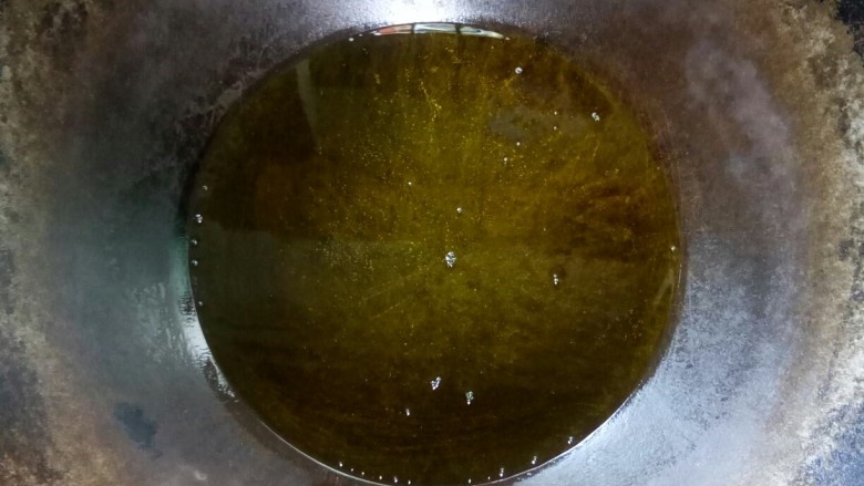 家常菜一南瓜炒姜鸭丝,炒锅烧热,倒油。