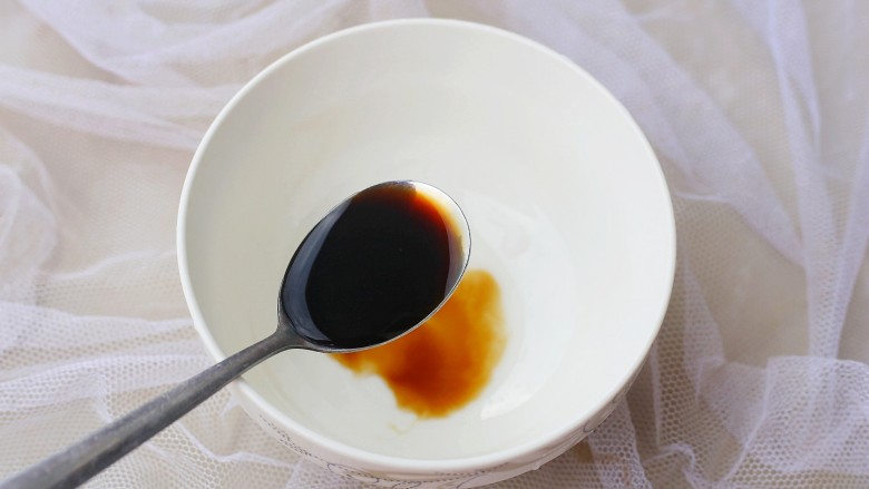 糖醋鸡蛋,碗中加2勺生抽,