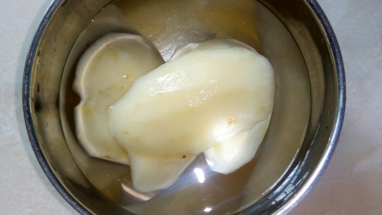 土豆香菇焖鸡腿,<a style='color:red;display:inline-block;' href='/shicai/ 23'>土豆</a>削皮,洗净,切块。