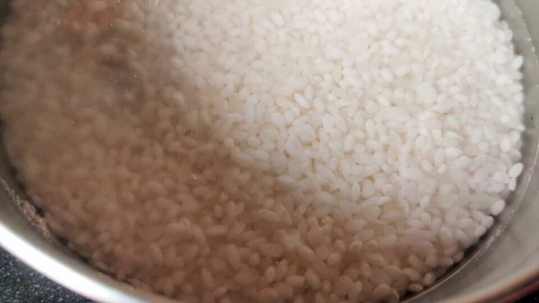 五花肉焖饭,大米洗净,浸泡一小时