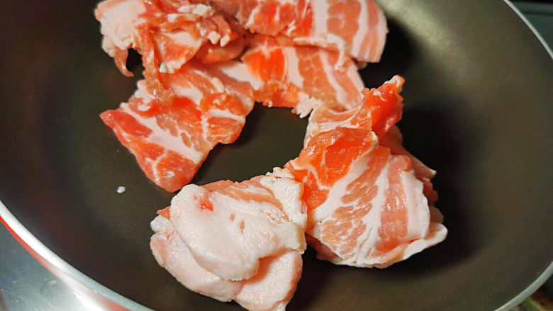 五花肉焖饭,干锅下五花肉片(不要放油)
