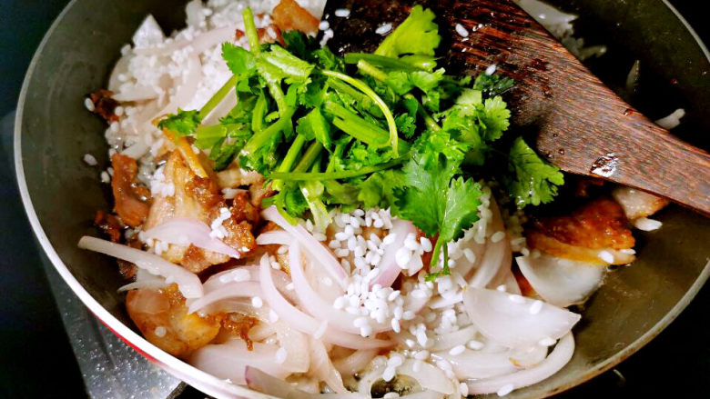 五花肉焖饭,香菜也加进来拌炒增香(不喜欢香菜,可跳过)