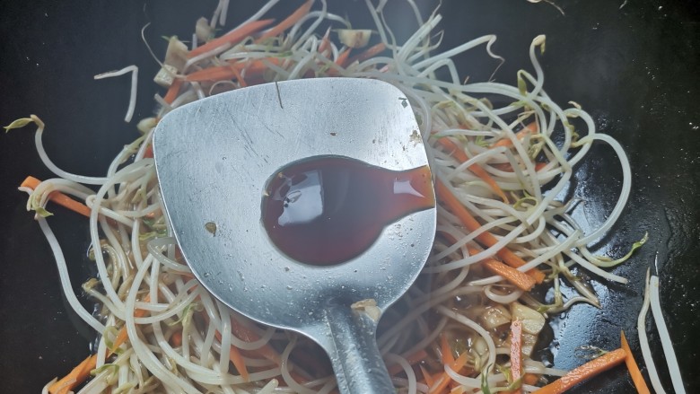 韭菜豆芽炒粉丝,加入一勺<a style='color:red;display:inline-block;' href='/shicai/ 721'>蚝油</a>,翻炒均匀