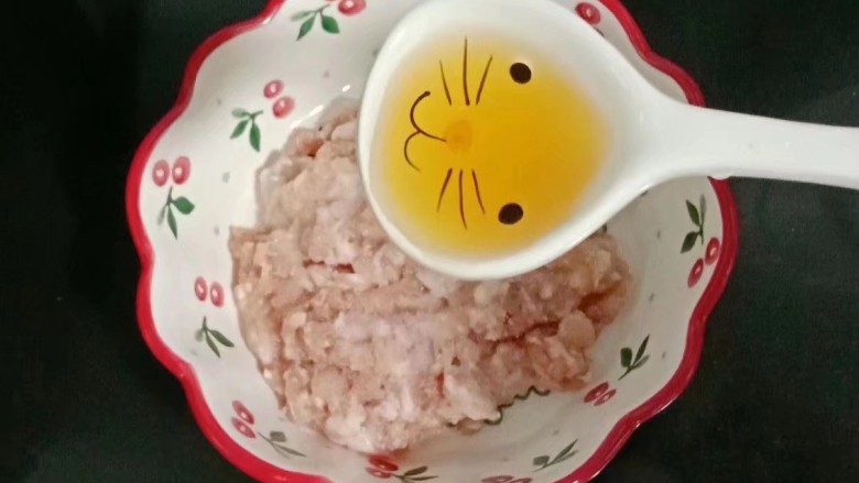 糖醋藕夹,<a style='color:red;display:inline-block;' href='/shicai/ 442'>肉末</a>中加入一勺<a style='color:red;display:inline-block;' href='/shicai/ 718'>料酒</a>和食用油