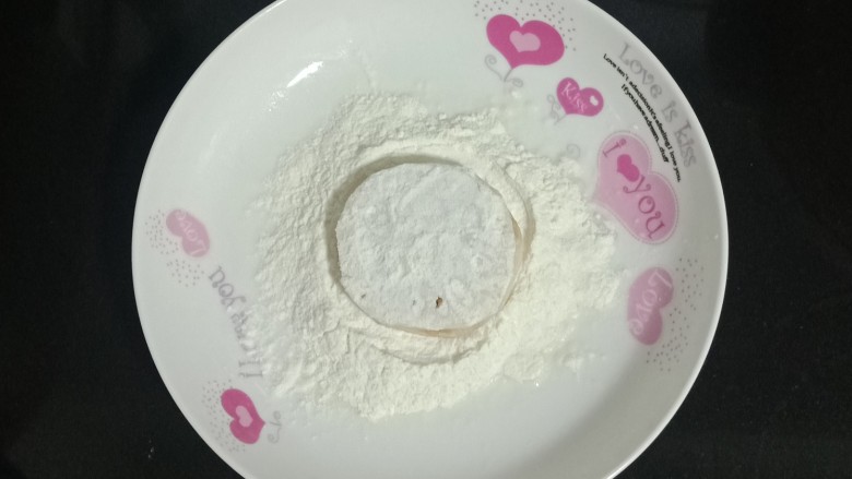 糖醋藕夹,两片藕的中间加上薄薄一层肉馅，再裹上一层淀粉