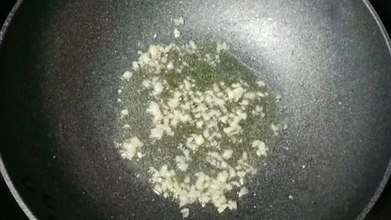 糖醋藕夹,留出少许油，放入蒜末爆香