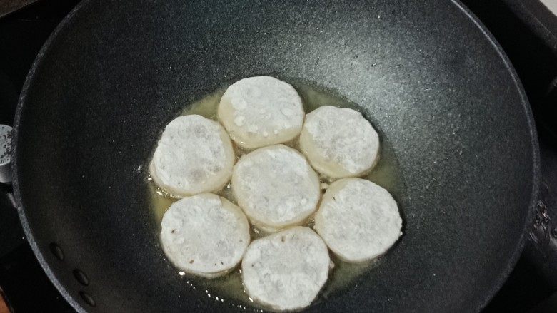 糖醋藕夹,热锅下油，放入锅中