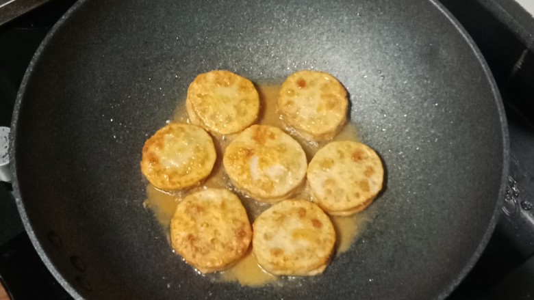 糖醋藕夹,煎至两面金黄盛入盘中