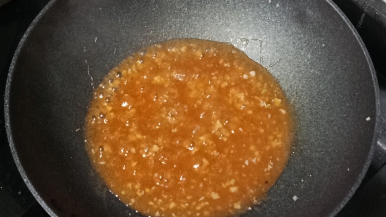 糖醋藕夹,倒入糖醋汁滚煮