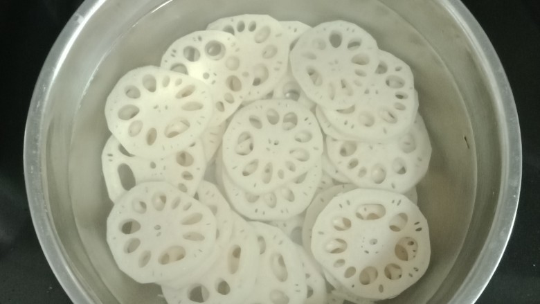 糖醋藕夹,<a style='color:red;display:inline-block;' href='/shicai/ 30'>莲藕</a>去皮切片，放入水中浸泡