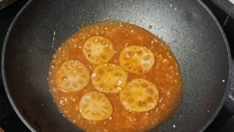 糖醋藕夹,再放入藕夹滚煮熟透即可