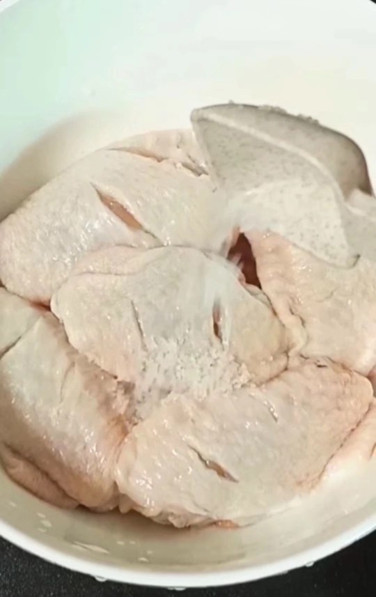 酱香鸡翅,鸡翅两面各划两刀,放入少许盐
