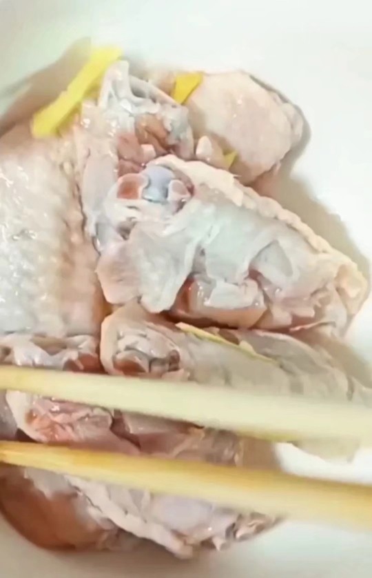 酱香鸡翅,拌均匀,腌制半小时以上