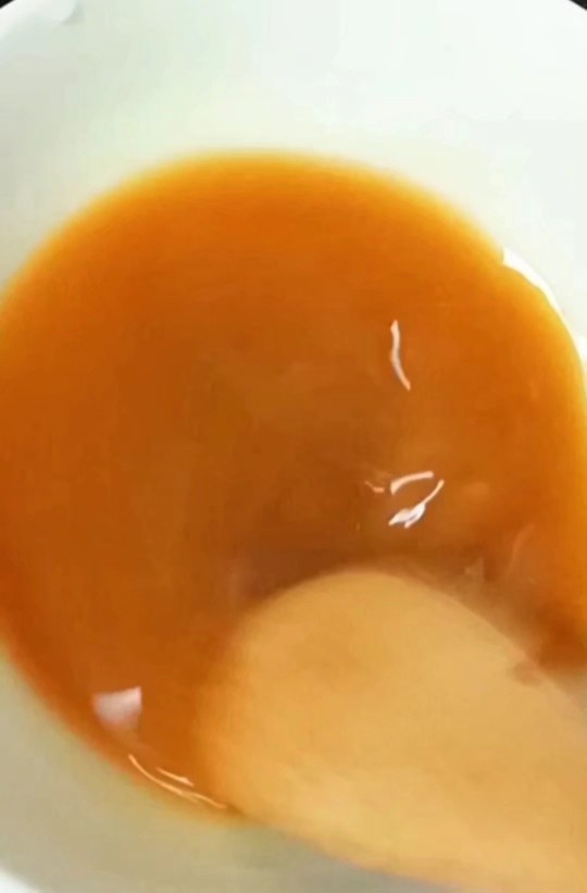 酱香鸡翅,倒入半碗水,搅拌均匀
