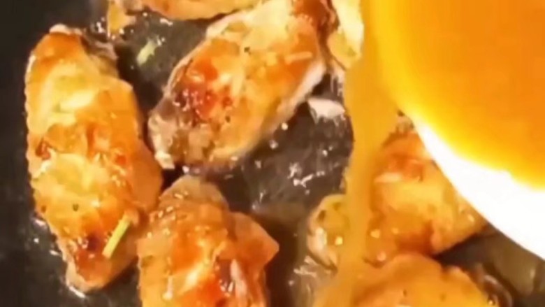 酱香鸡翅,倒入调好的酱汁,再倒入适量清水