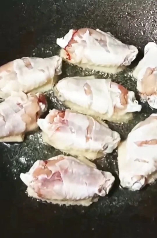 酱香鸡翅,热锅下油,放入鸡翅