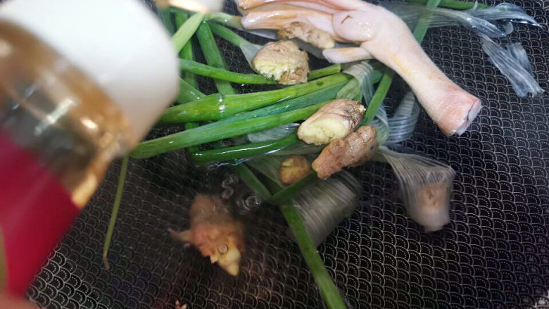 姜母鸭炖鲍鱼盅,锅中放入水,<a style='color:red;display:inline-block;' href='/shicai/ 718'>料酒</a>,姜葱及鸭肉,进行焯水