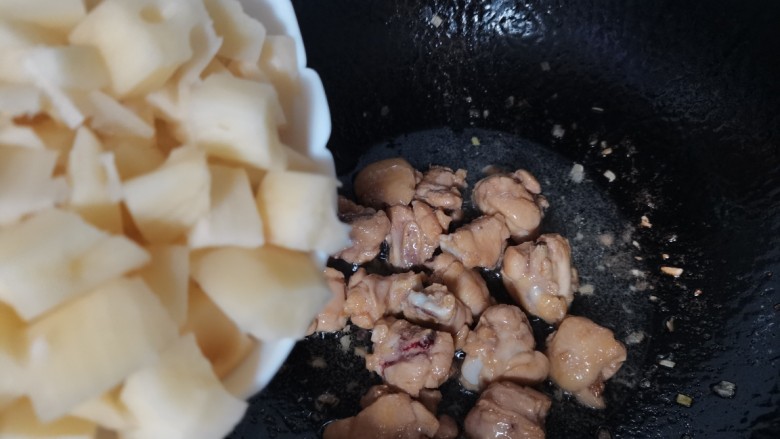 莲藕鸡腿盖饭,鸡腿炒至变色,放入藕丁炒匀