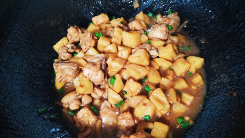 莲藕鸡腿盖饭,烧好大火收汁,散上葱花