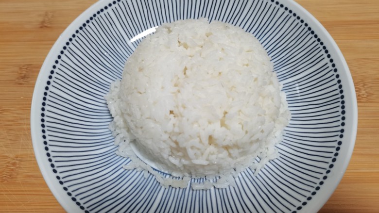 莲藕鸡腿盖饭,<a style='color:red;display:inline-block;' href='/shicai/ 507'>米饭</a>提前煮好,倒扣在盘中