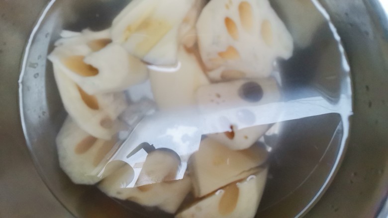莲藕炖猪蹄,莲藕削皮,切成滚刀块,放入水中浸泡,防止氧化变黑