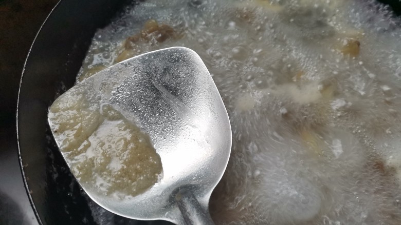莲藕炖猪蹄,大火煮开,然后撇出浮沫