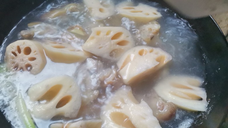莲藕炖猪蹄,然后下入莲藕,继续煮一分钟