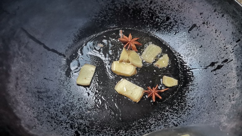 土豆香菇焖鸡,起锅烧油,下入八角,姜片炒香