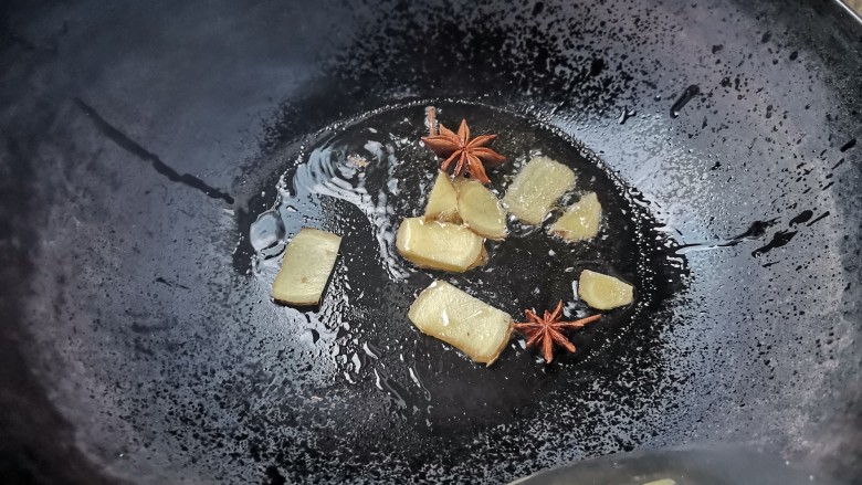 土豆香菇焖鸡,起锅烧油，下入八角，姜片炒香