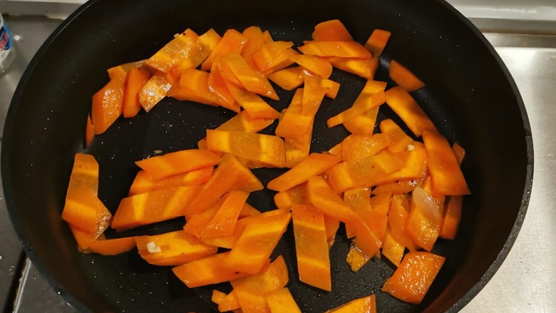 杂炒蔬菜,起油锅放入食用油,油热后放入胡萝卜片翻炒断生。