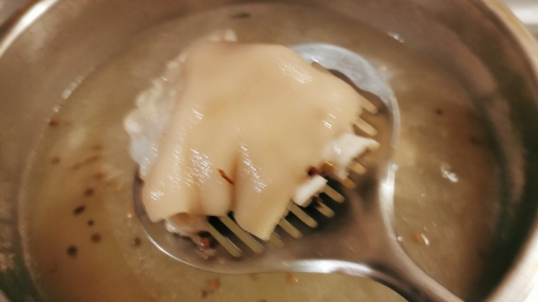 莲藕炖猪蹄,变色后捞出,清洗干净。