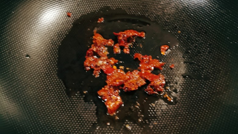 莲藕炖猪蹄,起油锅放入食用油,油热后放入<a style='color:red;display:inline-block;' href='/shicai/ 46964'>郫县豆瓣酱</a>炒香。