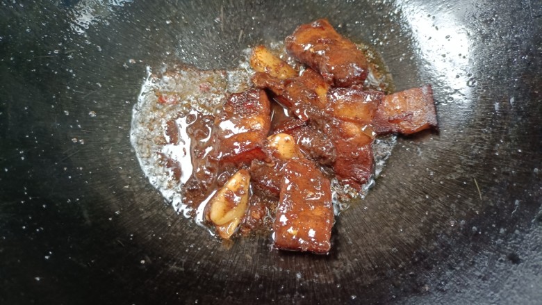 五花肉焖饭,起锅,倒入<a style='color:red;display:inline-block;' href='/shicai/ 428'>五花肉</a>,炸香