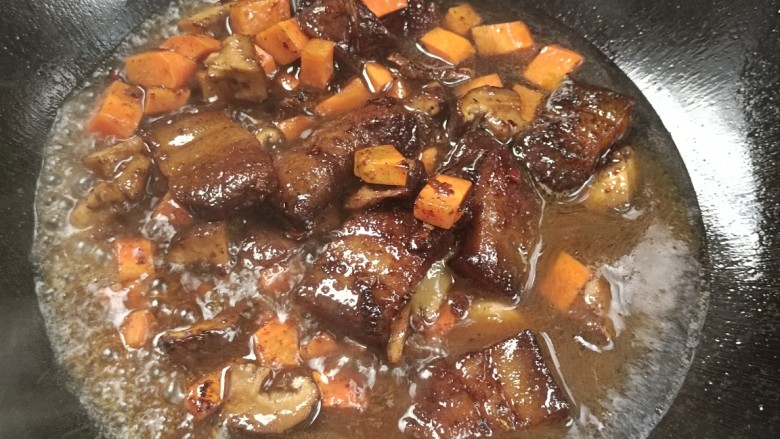 五花肉焖饭,加入适量水,烧开,打中小火