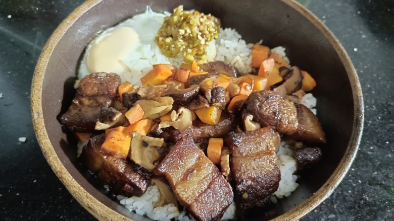 五花肉焖饭,端出,加入辣椒酱