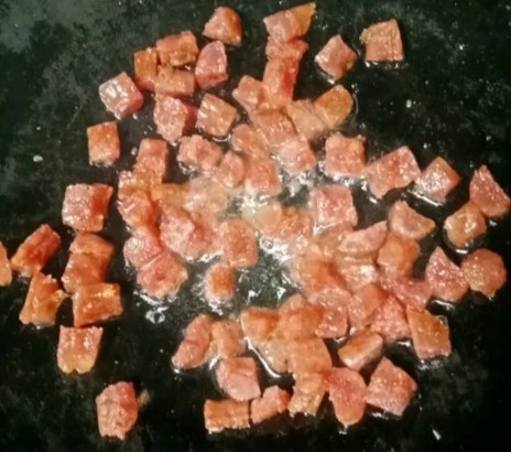 豌豆炒腊肠,热锅下油,倒入腊肠丁炒香盛出