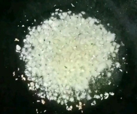 豌豆炒腊肠,再热锅下油,倒入蒜末炒香