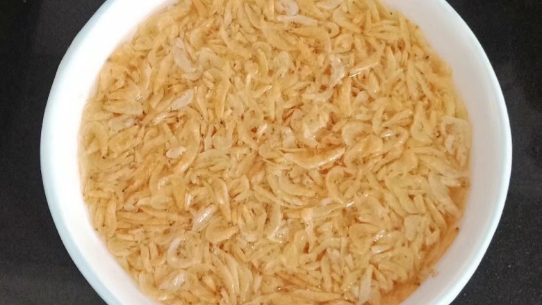 冬瓜虾皮汤,<a style='color:red;display:inline-block;' href='/shicai/ 288'>虾皮</a>用清水淘洗一下,洗去杂质