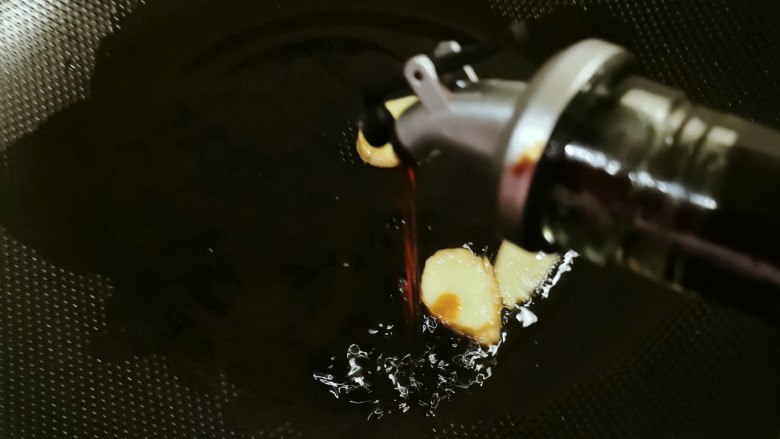 韭菜豆芽炒粉丝,起油锅放入1汤匙食用油,油热后放入姜片炒出香味,烹入<a style='color:red;display:inline-block;' href='/shicai/ 692'>酱油</a>。